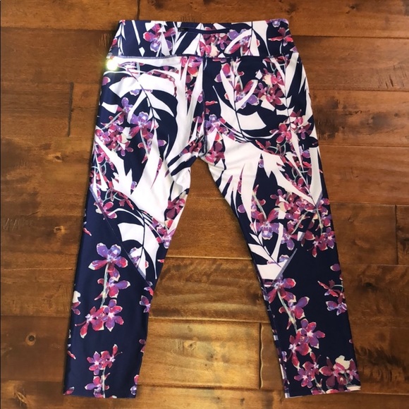 NWOT 7/8 fabletics leggings - Picture 2 of 3